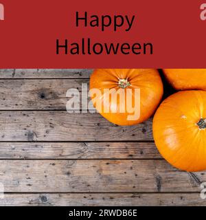 Joyeux texte halloween sur rouge avec des citrouilles oranges sur des planches de bois Banque D'Images
