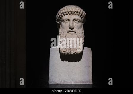 Istanbul, Turquie - septembre 16 2023 : buste en marbre d'Herme dans les musées archéologiques d'Istanbul. Dates du 2e siècle EC trouvé à Tenedos, Canakkale Banque D'Images