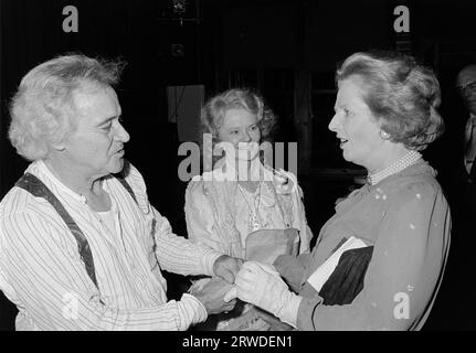 LONDRES, ROYAUME-UNI. 27 août 1986 : les acteurs Jack Lemmon et Bethel Leslie rencontrent la première ministre Margaret Thatcher dans les coulisses du Theatre Royal Haymarket après une représentation de long Day’s Journey into Night. Photo © Paul Smith/Featureflash Banque D'Images