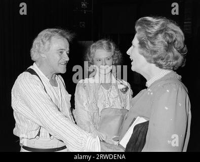 LONDRES, ROYAUME-UNI. 27 août 1986 : les acteurs Jack Lemmon et Bethel Leslie rencontrent la première ministre Margaret Thatcher dans les coulisses du Theatre Royal Haymarket après une représentation de long Day’s Journey into Night. Photo © Paul Smith/Featureflash Banque D'Images