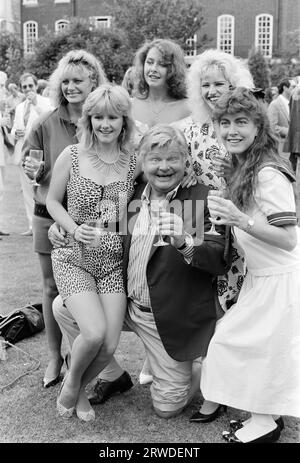 LONDRES, ROYAUME-UNI. 01 septembre 1986 : le comédien Benny Hill avec ses Hill’s Angels à la Thames TV Garden Party à Londres. Photo © Paul Smith/Featureflash Banque D'Images
