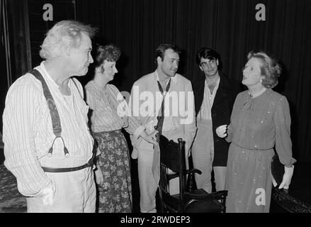 LONDRES, ROYAUME-UNI. 27 août 1986 : les acteurs Jack Lemmon, Jodie Lynne McClintock, Kevin Spacey et Peter Gallagher rencontrent la première ministre Margaret Thatcher dans les coulisses du Theatre Royal Haymarket après une représentation de long Day’s Journey into Night. Photo © Paul Smith/Featureflash Banque D'Images