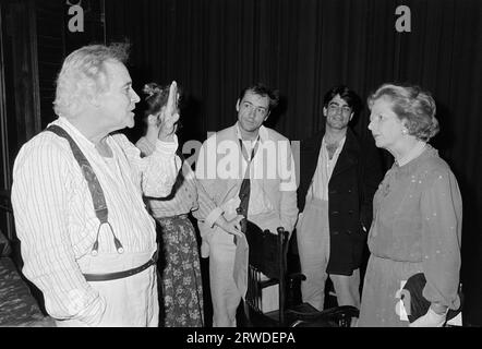 LONDRES, ROYAUME-UNI. 27 août 1986 : les acteurs Jack Lemmon, Kevin Spacey et Peter Gallagher rencontrent la première ministre Margaret Thatcher dans les coulisses du Theatre Royal Haymarket après une représentation de long Day’s Journey into Night. Photo © Paul Smith/Featureflash Banque D'Images