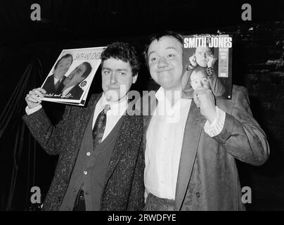 LONDRES, ROYAUME-UNI. 3 novembre 1986 : l’acteur/comédiens Griff Rhys Jones (à gauche) et Mel Smith à la soirée de lancement de leur livre « The somptueusement tooled Smith & Jones » à Londres. Photo © Paul Smith/Featureflash Banque D'Images