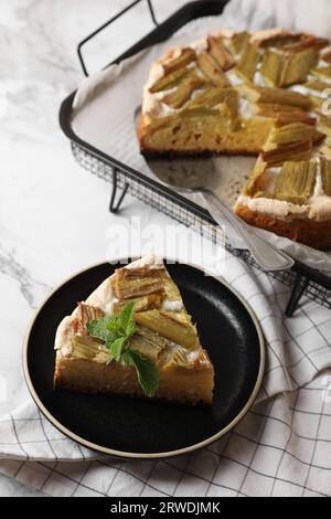 Tarte à la rhubarbe fraîchement cuite sur une table en marbre blanc Banque D'Images