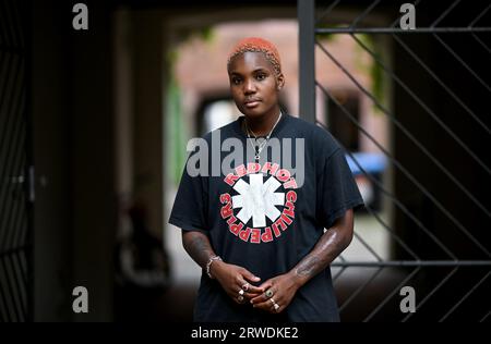 Berlin, Allemagne. 18 septembre 2023. Le chanteur et auteur britannique Arlo Parks en marge d'une interview de dpa. L'auteur-compositeur et poète Arlo Parks présente son recueil de poésie « The Magic Border ». Crédit : Britta Pedersen/dpa/Alamy Live News Banque D'Images