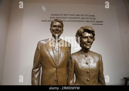 Statue de Ronald et Nancy Reagan à la bibliothèque présidentielle Ronald Reagan dans la vallée de Simi, en Californie Banque D'Images
