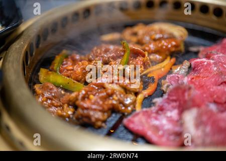 Macro photo de BBQ coréen avec cuisson de la viande sur le gril Banque D'Images