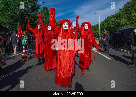 Extinction Rebellionís ëRed Rebelsí se produire pendant la démonstration. Extinction Rebellion a organisé un blocus sur l'autoroute A12 à la Haye, étant le huitième jour d'affilée, malgré une interdiction de la municipalité. Le blocus de l'A12, a commencé à midi et s'est terminé deux heures plus tard. Le premier jour de l'événement, samedi dernier a vu des milliers de militants pour le climat. Le nombre était beaucoup moins élevé cet après-midi. Quelques centaines de manifestants se sont divisés en plusieurs groupes le long de l'Utrechtsebaan. Presque dès qu'il a regardé, de jeunes enfants ont été enlevés et plusieurs canons à eau ont été mis à l'usage. Le 6 Banque D'Images