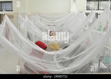 Dhaka. 19 septembre 2023. Les patients atteints de dengue reçoivent un traitement à l’intérieur de moustiquaires dans un hôpital de Dhaka, au Bangladesh, le 18 septembre 2023. Le Bangladesh a signalé 3 084 nouveaux cas de dengue et 17 nouveaux décès lundi, ce qui porte le total à 170 768 et le nombre de décès à plus de 800 à ce jour cette année, a déclaré la Direction générale des services de santé (DGHS) du ministère de la Santé. Crédit : Xinhua/Alamy Live News Banque D'Images