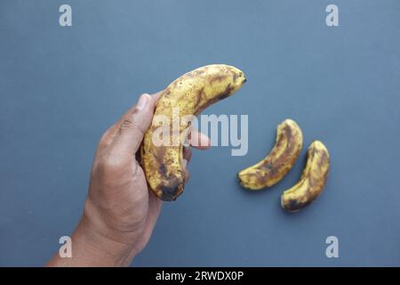 comparer une banane pourrie avec une banane mûre sur fond blanc Banque D'Images