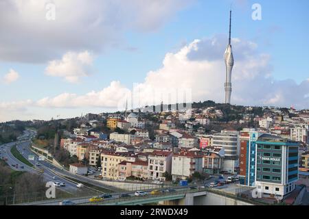 turquie istanbul 17 juin 2023. Tour radio Camlica avec drapeau de la turquie Banque D'Images