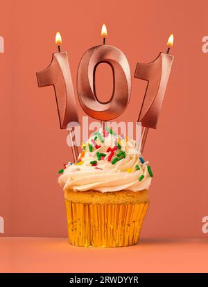Gâteau d'anniversaire avec bougie numéro 101 - fond fusion corail Banque D'Images