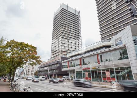 Hambourg, Allemagne. 18 septembre 2023. Vue sur deux tours Mundsburg. Depuis environ un an, la ville accueille des réfugiés ukrainiens et des personnes d'autres pays qui ont fui l'Ukraine à cause de la guerre dans l'une des gratte-ciel. Crédit : Georg Wendt/dpa/Alamy Live News Banque D'Images