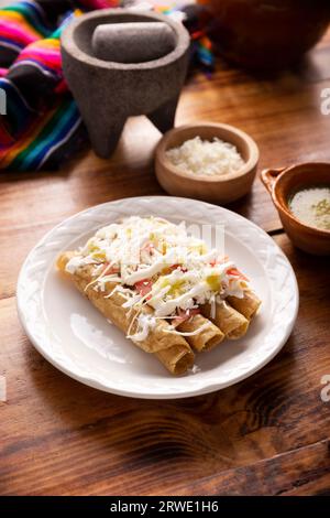 Tacos Dorados. Le plat mexicain également connu sous le nom de Flatas, se compose d'une tortilla de maïs roulé avec un peu de garniture, communément poulet ou boeuf ou option végétarienne Banque D'Images