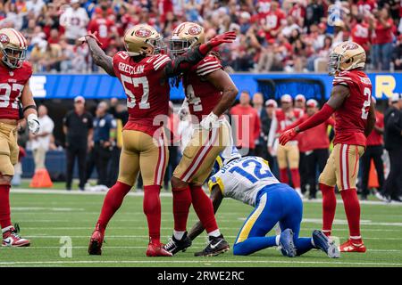 Le linebacker des 49ers de San Francisco Dre Greenlaw (57) et le linebacker Fred Warner (54) célèbrent lors d'un match de la NFL contre les Rams de Los Angeles, dimanche Banque D'Images