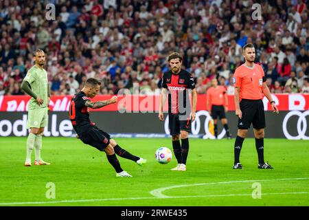 Munich, Allemagne. 15 septembre 2023. Football : Bundesliga, Bayern Munich - Bayer Leverkusen, Journée 4, Allianz Arena. Alex Grimaldo de Leverkusen (2e à partir de la gauche) marque le but pour un temps de 1:1. Crédit : Tom Weller/dpa/Alamy Live News Banque D'Images