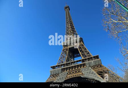 La tour sur ciel bleu - Tour Eiffel - Paris, France Banque D'Images