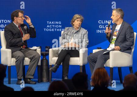 (G-D) Nick Kristof, Randi Weingarten et Mykola Kuleba participent à la session « Ukraine : Comment répondre aux besoins urgents pour faire avancer le redressement et la reconstruction à long terme » lors de la réunion de la Clinton Global Initiative (CGI) au Hilton Midtown à New York. La réunion de CGI de 2023 portera sur les façons de contribuer à la lutte contre les changements climatiques, les problèmes de santé, la violence fondée sur le sexe, la guerre en Ukraine et d’autres enjeux. Cet événement de deux jours accueille des leaders de la politique, des affaires et de la philanthropie pour travailler sur des solutions potentielles aux problèmes mondiaux. Banque D'Images