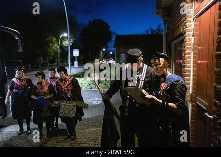 STAPHORST - les femmes Staphorst en costume traditionnel montent à bord d'un bus sur leur chemin vers la Haye pour la Journée du budget. ANP EMIEL MUIJDERMAN netherlands Out - belgique Out Banque D'Images