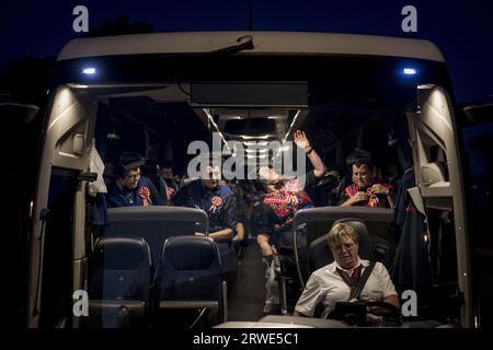 STAPHORST - les femmes Staphorst en costume traditionnel montent à bord d'un bus sur leur chemin vers la Haye pour la Journée du budget. ANP EMIEL MUIJDERMAN netherlands Out - belgique Out Banque D'Images