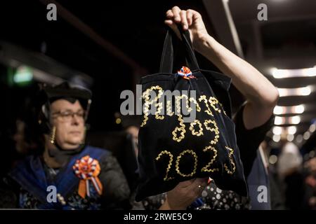 STAPHORST - les femmes Staphorst en costume traditionnel montent à bord d'un bus sur leur chemin vers la Haye pour la Journée du budget. ANP EMIEL MUIJDERMAN netherlands Out - belgique Out Banque D'Images