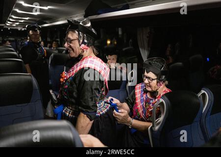 STAPHORST - les femmes Staphorst en costume traditionnel montent à bord d'un bus sur leur chemin vers la Haye pour la Journée du budget. ANP EMIEL MUIJDERMAN netherlands Out - belgique Out Banque D'Images