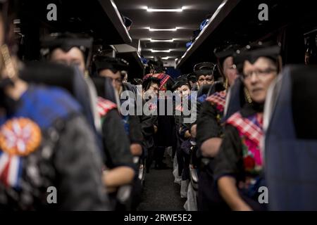 STAPHORST - les femmes Staphorst en costume traditionnel montent à bord d'un bus sur leur chemin vers la Haye pour la Journée du budget. ANP EMIEL MUIJDERMAN netherlands Out - belgique Out Banque D'Images