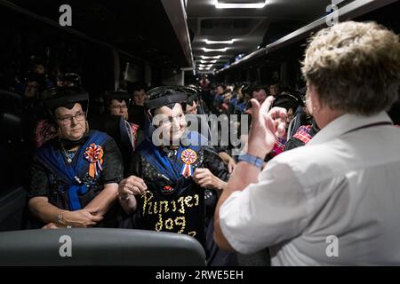 STAPHORST - les femmes Staphorst en costume traditionnel montent à bord d'un bus sur leur chemin vers la Haye pour la Journée du budget. ANP EMIEL MUIJDERMAN netherlands Out - belgique Out Banque D'Images