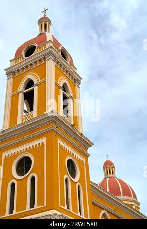 Tour et dôme de la cathédrale dans la ville coloniale de Granada, Nicaragua Banque D'Images