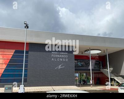 Oviedo , Espagne - 09 12 2023 : Fernando Alonso Karting circuit et Musée entrée façade Champion du monde des pilotes de Formule 1 de Oviedo Asturias en SP Banque D'Images