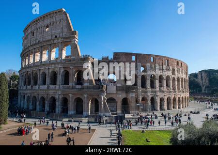 Vue de la position légèrement surélevée sur l'arène historique Colisée dans le centre antique de Rome, Rome, Latium, Italie Banque D'Images