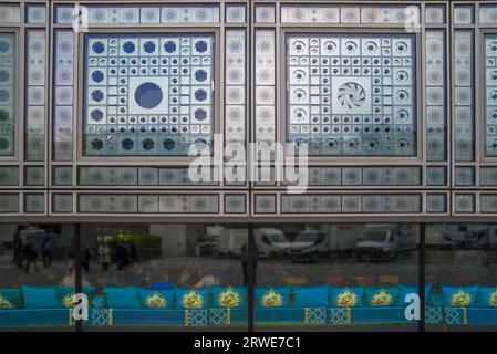 Façade vitrée décorative et salon de l'Institut du monde arabe, 1 rue des fosses, Paris, France Banque D'Images