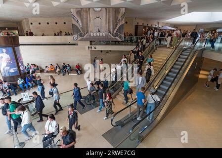 Visiteurs au sous-sol de la pyramide du Louvre, Paris, France Banque D'Images