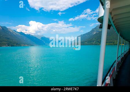Vue d'un navire à passagers au-dessus de la montagne sur le lac de Brienz dans une journée ensoleillée à Interlaken, Oberland bernois, canton de Berne, Suisse Banque D'Images