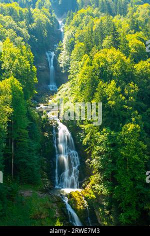 La cascade de Giessbach en longue exposition sur le flanc de la montagne dans une journée d'été ensoleillée à Brienz, Oberland bernois, canton de Berne, Suisse Banque D'Images