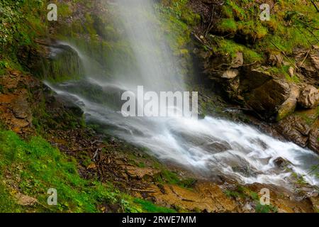 La cascade de Giessbach sur le flanc de la montagne en longue exposition à Brienz, Oberland bernois, canton de Berne, Suisse Banque D'Images