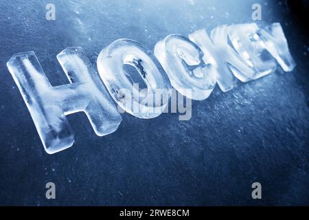 Mot Hockey fait de vraies lettres de glace sur fond de glace Banque D'Images