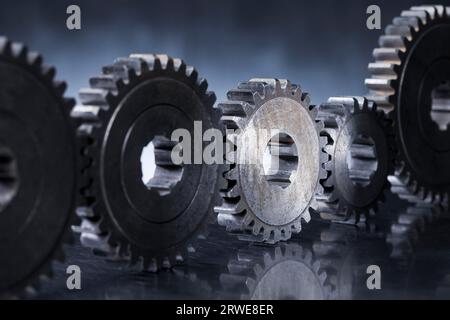 Vieilles roues dentées métalliques usées, avec un engrenage à l'honneur Banque D'Images