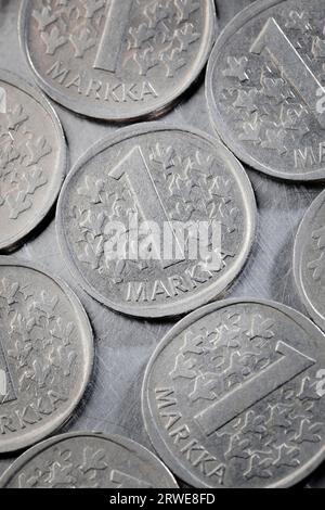 Finnish 1 Markka coins. Ce type de pièce a été frappé et utilisé entre 1964 et 1993 Banque D'Images