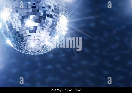 Une boule miroir Disco suspendue au plafond Banque D'Images