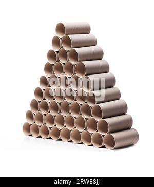 Rouleaux de carton de papier toilette usagés empilés de façon triangulaire Banque D'Images