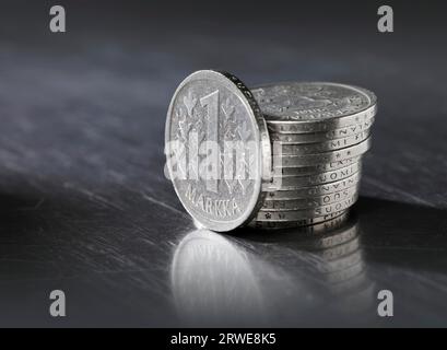 Finnish 1 Markka coins. Ce type de pièce a été frappé et utilisé entre 1964 et 1993 Banque D'Images