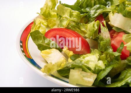 Salade fraîche dans l'assiette Banque D'Images