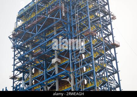 Étage, escaliers sur une énorme installation technologique de raffinerie de pétrole, usine pétrochimique. Banque D'Images