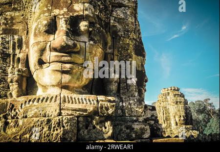 Arbre géant couvrant Ta Prom et le temple d'Angkor Wat, Siem Reap, Cambodge Asie Banque D'Images