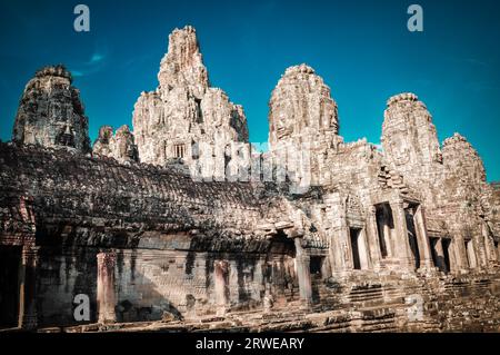 Arbre géant couvrant Ta Prom et le temple d'Angkor Wat, Siem Reap, Cambodge Asie Banque D'Images