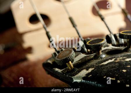 Gros plan fragment de violon rayé extrêmement vieux Banque D'Images