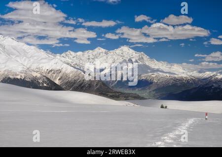 Montagnes du Caucase se dressant au dessus d'une gorge, province de Svaneti Banque D'Images