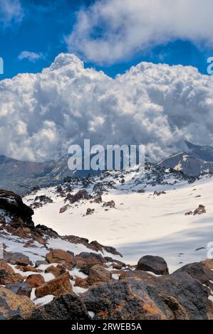 Les nuages orageux formant au-dessus de montagnes autour de volcan Sabalan dans le nord de l'Iran Banque D'Images